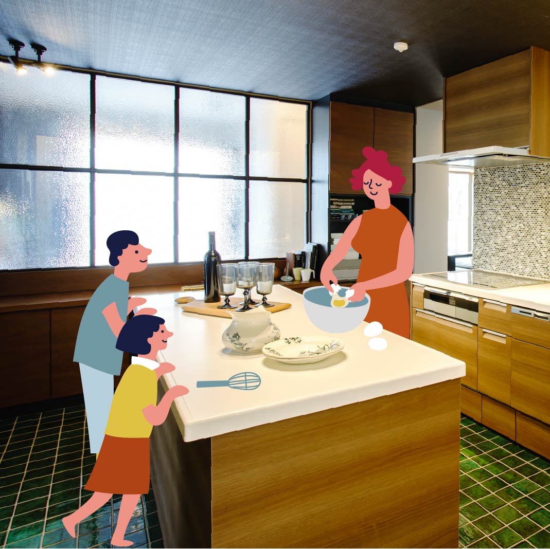 料理をする母親とそれを見る子ども二人の画像