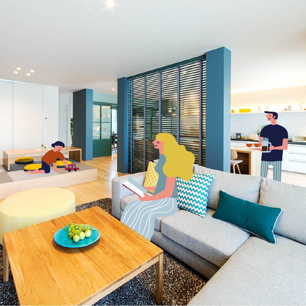 リビングで家族3人でくつろぐ画像