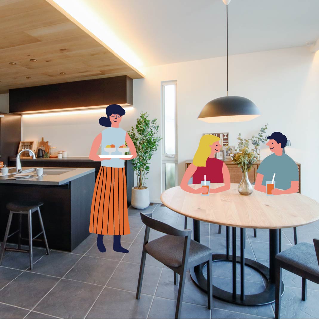 料理を運ぶ女性とテーブルで飲み物を飲む男女二人の画像